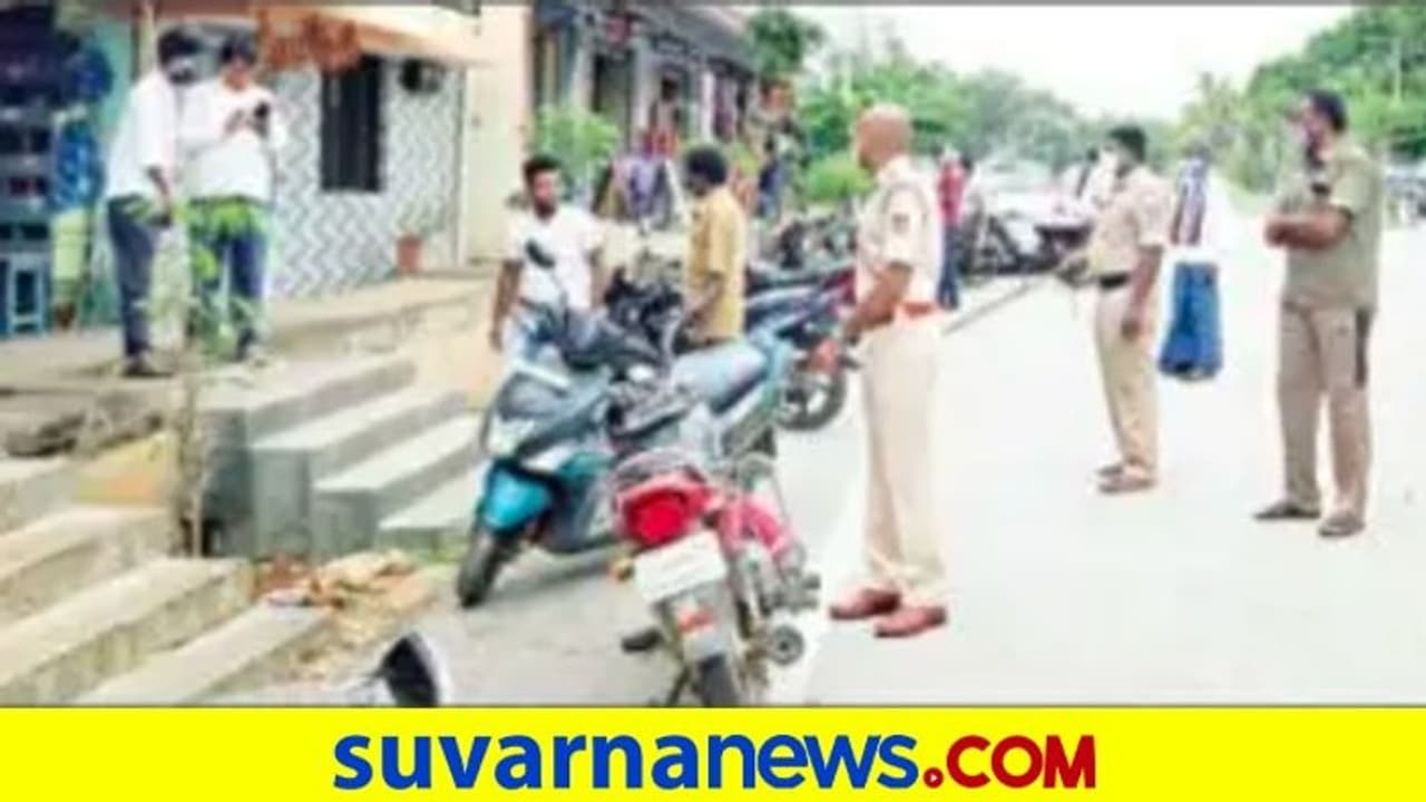ಮಾಸ್ಕ್ ಧರಿಸದವರಿಗೆ ರಸ್ತೆಯಲ್ಲೇ ದಂಡ ವಿಧಿಸಿದ ಇನ್ಸ್ಪೆಕ್ಟರ್..! ಮಾಸ್ಕ್ ಧರಿಸದವರಿಗೆ ರಸ್ತೆಯಲ್ಲೇ ದಂಡ ವಿಧಿಸಿದ ಇನ್ಸ್ಪೆಕ್ಟರ್..!