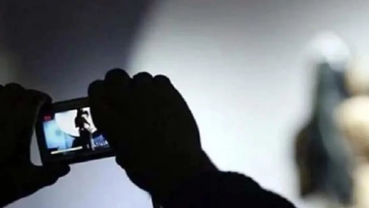 സ്വകാര്യ നിമിഷങ്ങൾ മൊബൈലില് സൂക്ഷിച്ചിട്ടുണ്ടോ? ജാഗ്രത വേണം, മുന്നറിയിപ്പ് നല്കി പൊലീസ് സ്വകാര്യ നിമിഷങ്ങൾ മൊബൈലില് സൂക്ഷിച്ചിട്ടുണ്ടോ? ജാഗ്രത വേണം, മുന്നറിയിപ്പ് നല്കി പൊലീസ്