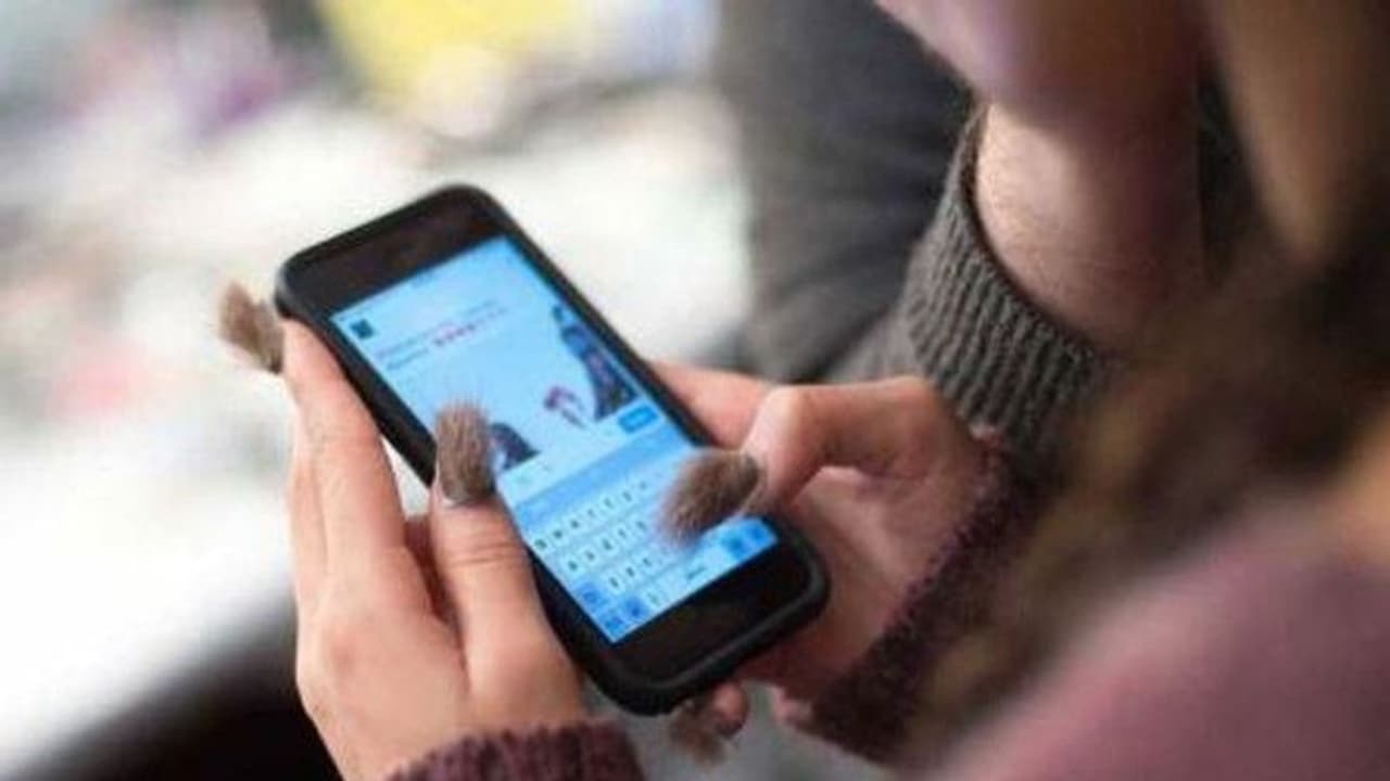 கோவையில் மருத்துவ மாணவியின் ஆபாச வீடியோக்களை பதிவேற்றிய உறவுக்கார பெண் கைது கோவையில் மருத்துவ மாணவியின் ஆபாச வீடியோக்களை பதிவேற்றிய உறவுக்கார பெண் கைது