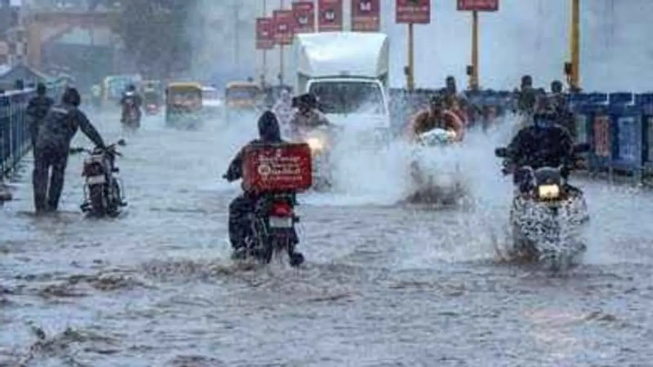 आसमान से गिरेगी आफत: दिल्ली एसीआर में जोरदार बारिश तो बिहार-यूपी में बिजली गिरने की आशंका
