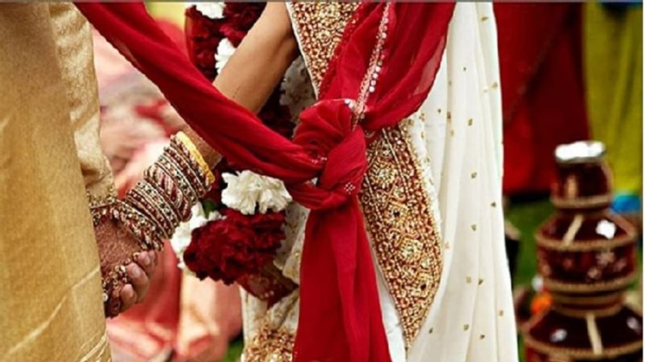 కొత్త పెళ్లి కొడుక్కి కరోనా.. భార్య గుర్తొస్తోందంటూ... కొత్త పెళ్లి కొడుక్కి కరోనా.. భార్య గుర్తొస్తోందంటూ...