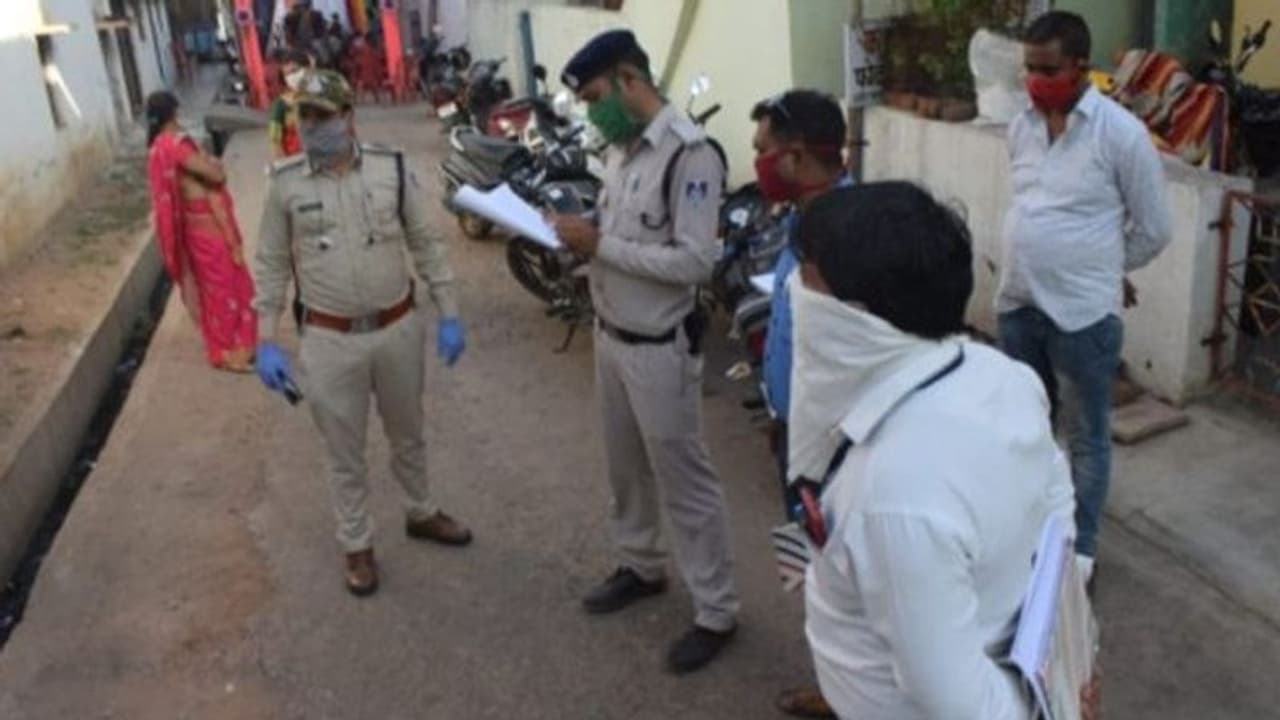 पति से फोन पर बात करने के बाद पत्नी ने चुनी दर्दनाक मौत, 5 मासूम बच्चों को बिलखते हुए छोड़ गई दुनिया पति से फोन पर बात करने के बाद पत्नी ने चुनी दर्दनाक मौत, 5 मासूम बच्चों को बिलखते हुए छोड़ गई दुनिया