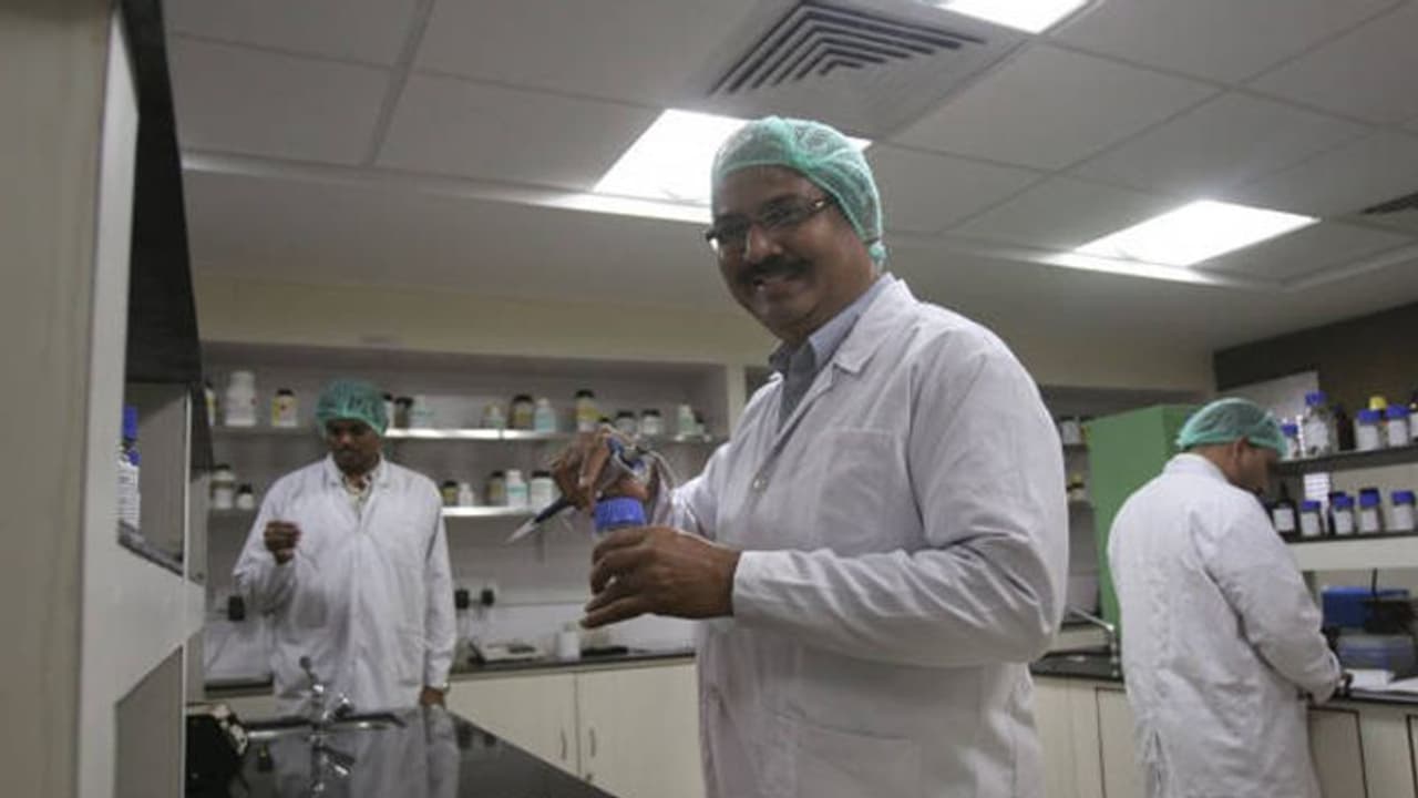 जिस कोरोना से मानी दुनिया ने हार, अब उसकी वैक्सीन बना रहा ये किसान का बेटा जिस कोरोना से मानी दुनिया ने हार, अब उसकी वैक्सीन बना रहा ये किसान का बेटा