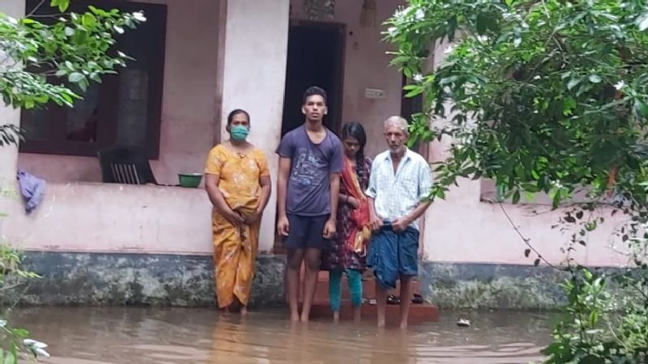 അയൽവാസിയുടെ പിടിവാശി; വീടിന് മുന്നില് വെള്ളം കെട്ടിക്കിടന്ന് ദുരിതക്കയത്തില് കുടുംബം അയൽവാസിയുടെ പിടിവാശി; വീടിന് മുന്നില് വെള്ളം കെട്ടിക്കിടന്ന് ദുരിതക്കയത്തില് കുടുംബം