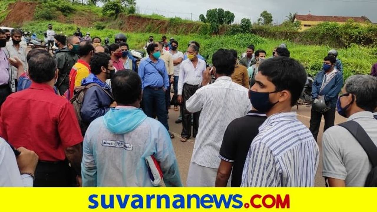 ಪಾಸ್ ಹಿಡಿದು ಬಂದ 100ಕ್ಕೂ ಅಧಿಕ ಜನರ ಗಡಿಯಲ್ಲಿ ತಡೆದ ಕೇರಳ ಪೊಲೀಸ್ ಪಾಸ್ ಹಿಡಿದು ಬಂದ 100ಕ್ಕೂ ಅಧಿಕ ಜನರ ಗಡಿಯಲ್ಲಿ ತಡೆದ ಕೇರಳ ಪೊಲೀಸ್