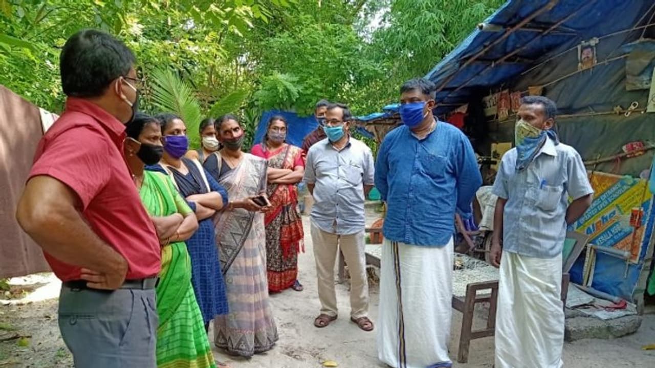 പ്ലാസ്റ്റിക്ക് കൊണ്ട് മറച്ച വീട്, വൈദ്യുതിയുമില്ല; ഒടുവിൽ വിനോദിനും കുടുംബത്തിനും കൈത്താങ്ങായി പഞ്ചായത്ത് പ്ലാസ്റ്റിക്ക് കൊണ്ട് മറച്ച വീട്, വൈദ്യുതിയുമില്ല; ഒടുവിൽ വിനോദിനും കുടുംബത്തിനും കൈത്താങ്ങായി പഞ്ചായത്ത്