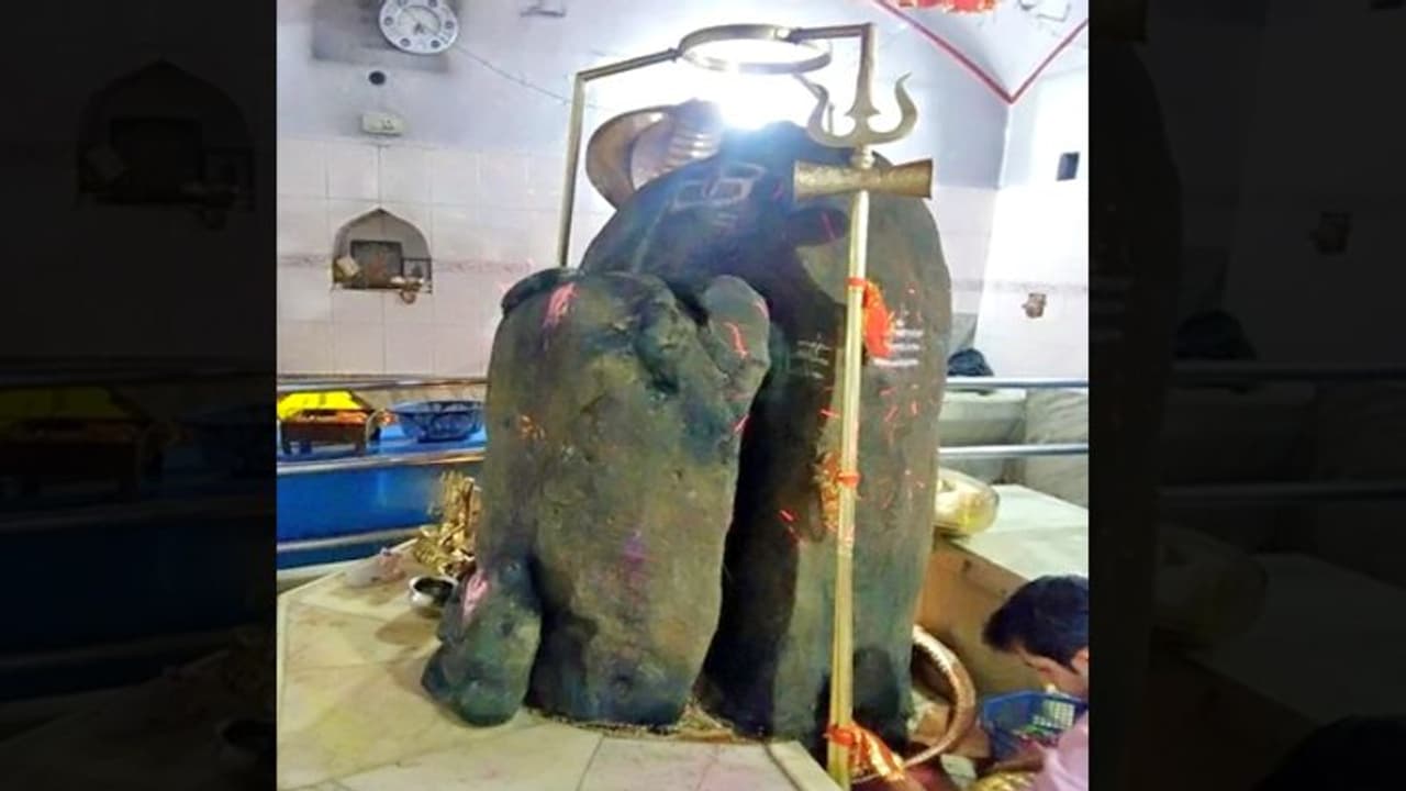अनोखा मंदिर: यहां दो भागों में बंटा है शिवलिंग, अपने आप घटती बढ़ती है इनकी दूरियां अनोखा मंदिर: यहां दो भागों में बंटा है शिवलिंग, अपने आप घटती बढ़ती है इनकी दूरियां