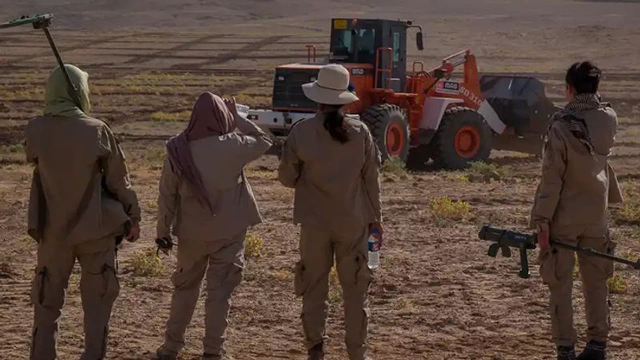 ഐസിസ് തകര്ത്തെറിഞ്ഞ പ്രദേശത്തുനിന്നും മൈനുകള് നീക്കം ചെയ്യുന്ന പെണ്പട; ഇത് അതിജീവനത്തിന്റെ ചിത്രം ഐസിസ് തകര്ത്തെറിഞ്ഞ പ്രദേശത്തുനിന്നും മൈനുകള് നീക്കം ചെയ്യുന്ന പെണ്പട; ഇത് അതിജീവനത്തിന്റെ ചിത്രം