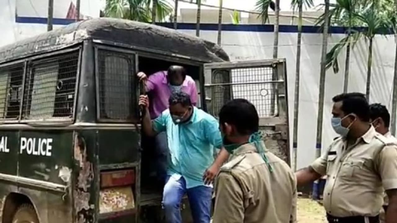 রাজ্য পুলিশে চাকরি দেওয়ার নামে 'প্রতারণা', গ্রেফতার মূল অভিযুক্ত সহ ৪ রাজ্য পুলিশে চাকরি দেওয়ার নামে 'প্রতারণা', গ্রেফতার মূল অভিযুক্ত সহ ৪