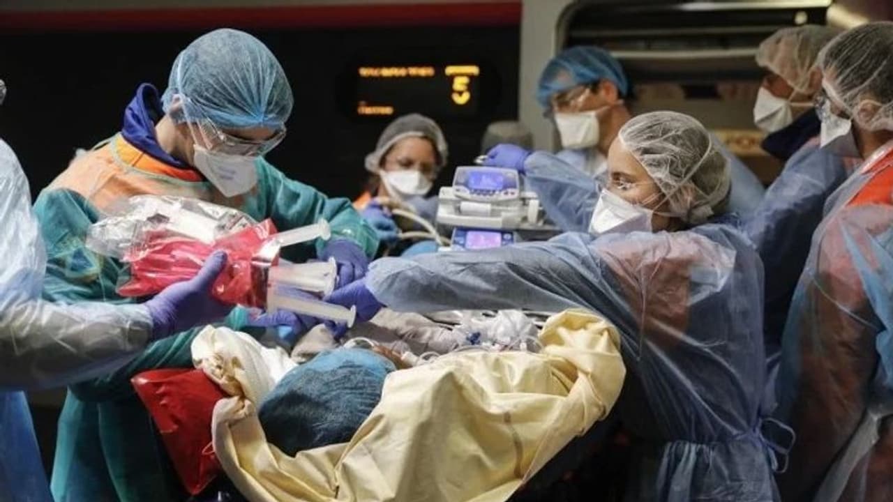 कोरोना के खौफ में बुजुर्ग ने ICU की खिड़की तोड़ दूसरी मंजिल से लगाई छलांग, मरने के बाद रिपोर्ट निगेटिव कोरोना के खौफ में बुजुर्ग ने ICU की खिड़की तोड़ दूसरी मंजिल से लगाई छलांग, मरने के बाद रिपोर्ट निगेटिव