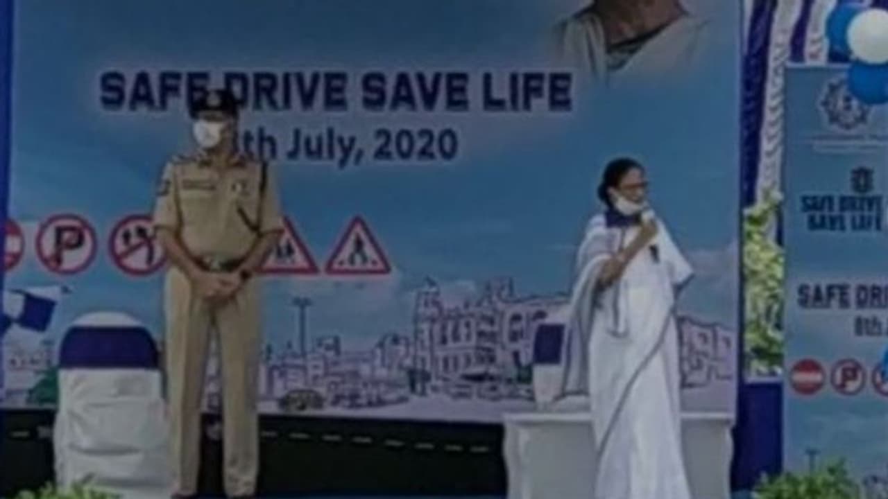 'সময়ে করোনা চিকিৎসা করালে ভয়ের কিছু নেই', কলকাতা পুলিশের অনুষ্ঠানে জানান মমতা 'সময়ে করোনা চিকিৎসা করালে ভয়ের কিছু নেই', কলকাতা পুলিশের অনুষ্ঠানে জানান মমতা