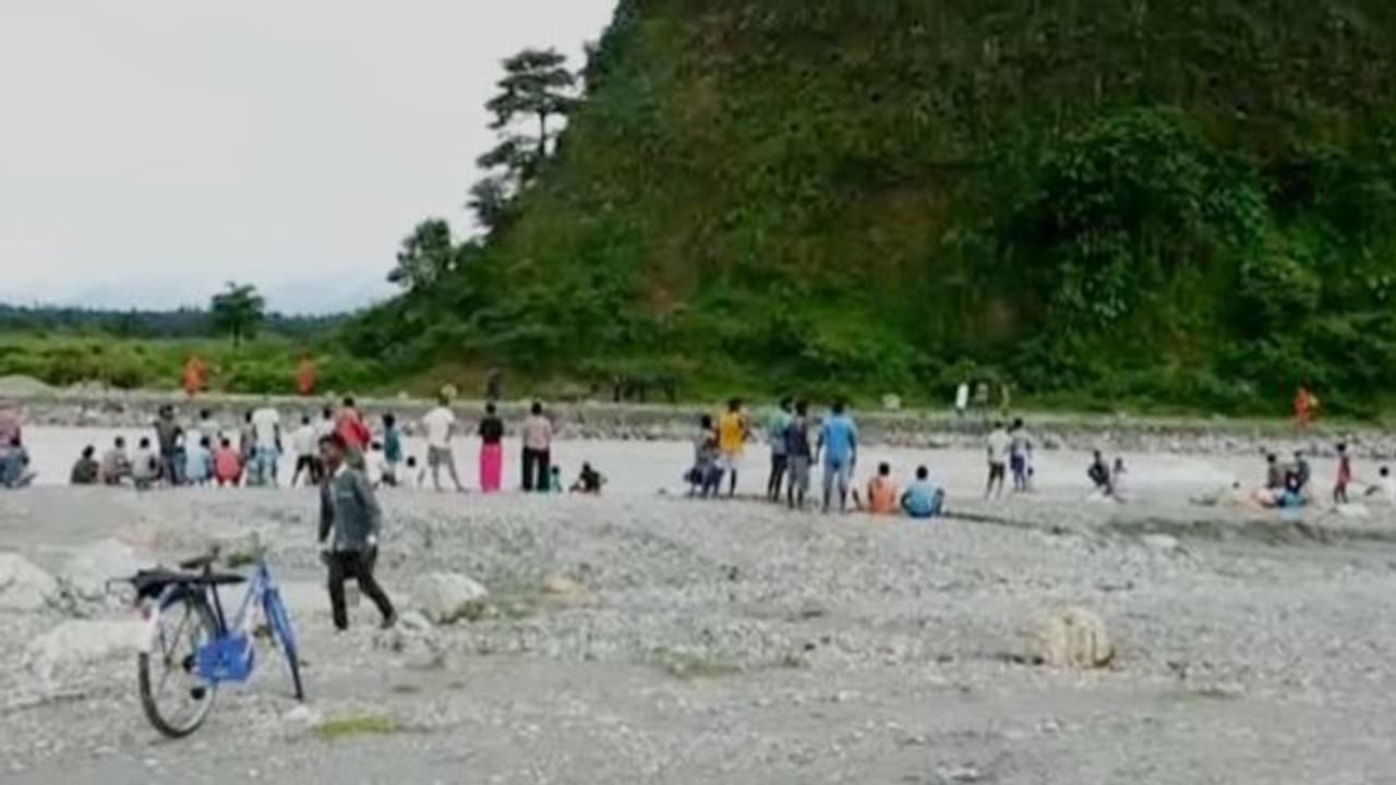 পাহাড় থেকে পিছলে পড়ে হাতির মৃত্যু, শোরগোল ডুয়ার্সে পাহাড় থেকে পিছলে পড়ে হাতির মৃত্যু, শোরগোল ডুয়ার্সে