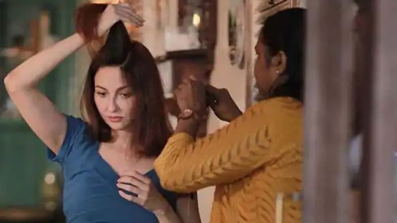 'भाबीजी घर पर हैं' की एक्ट्रेस की हेयर ड्रेसर निकली कोरोना पॉजिटिव, सेट पर हड़कंप, मेकर्स ने लिया ये फैसला 'भाबीजी घर पर हैं' की एक्ट्रेस की हेयर ड्रेसर निकली कोरोना पॉजिटिव, सेट पर हड़कंप, मेकर्स ने लिया ये फैसला