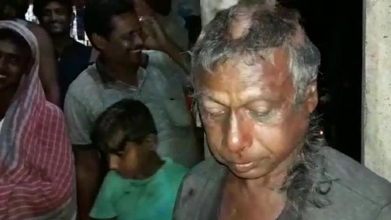 বাথরুমে ঢুকে কিশোরীর 'শ্লীলতাহানির চেষ্টা', অভিযুক্তের মাথা কামিয়ে দিলেন স্থানীয়রা বাথরুমে ঢুকে কিশোরীর 'শ্লীলতাহানির চেষ্টা', অভিযুক্তের মাথা কামিয়ে দিলেন স্থানীয়রা