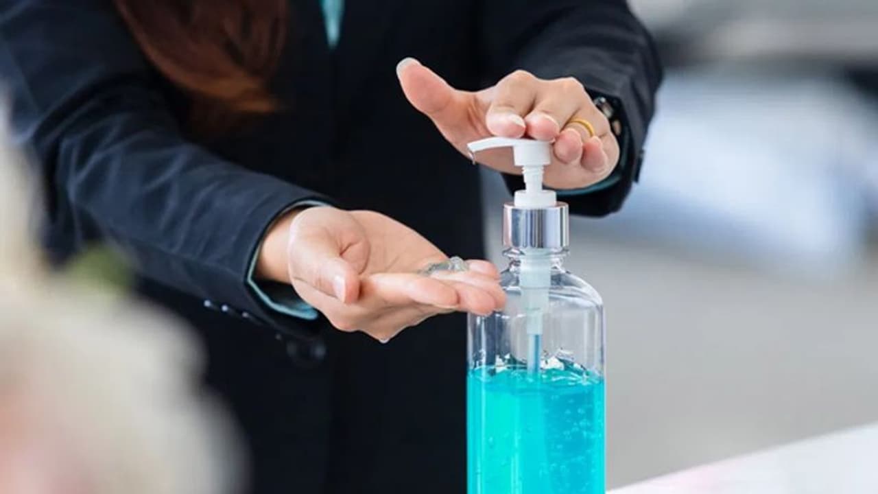 ఏపీలో రూటుమార్చిన మందుబాబులు... శానిటైజర్ తాగి హల్ చల్ ఏపీలో రూటుమార్చిన మందుబాబులు... శానిటైజర్ తాగి హల్ చల్