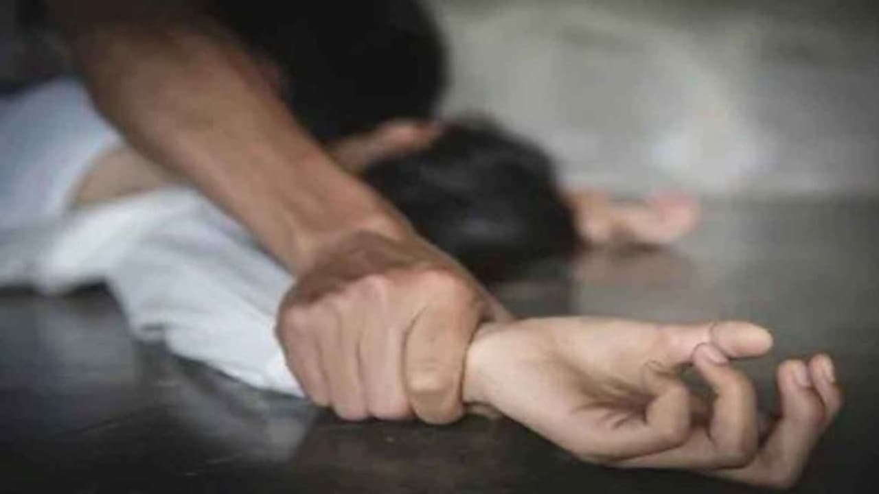 4 வயது சிறுமிக்கு பாலியல் வன்கொடுமை… கணவனுக்கு உடந்தையாக இருந்த மனைவி!! 4 வயது சிறுமிக்கு பாலியல் வன்கொடுமை… கணவனுக்கு உடந்தையாக இருந்த மனைவி!!