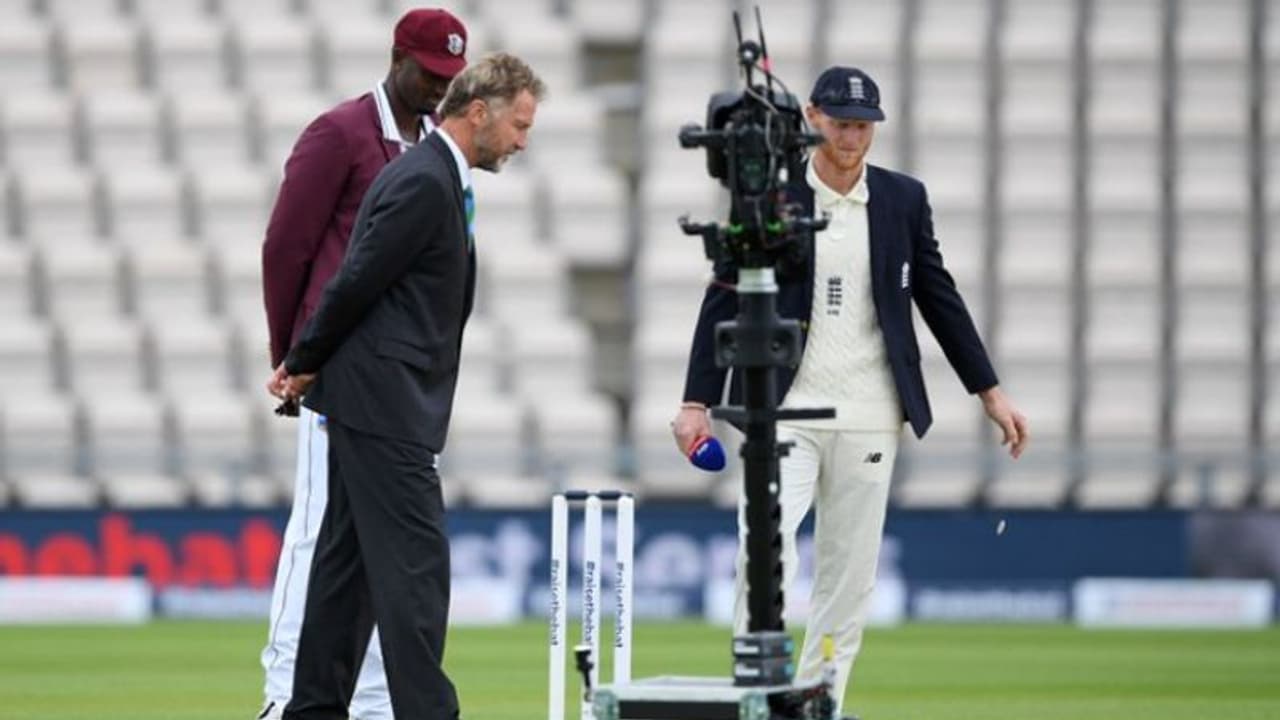 4 மாதத்திற்கு பிறகு நடக்கும் முதல் சர்வதேச கிரிக்கெட் போட்டி.. வெஸ்ட் இண்டீஸுக்கு எதிராக இங்கிலாந்து பேட்டிங் 4 மாதத்திற்கு பிறகு நடக்கும் முதல் சர்வதேச கிரிக்கெட் போட்டி.. வெஸ்ட் இண்டீஸுக்கு எதிராக இங்கிலாந்து பேட்டிங்