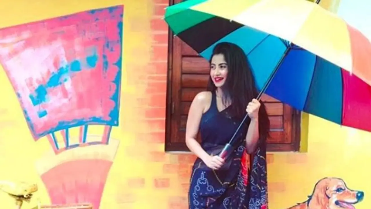 রামধনুতে 'মেঘবালিকা' মনামী, বৃষ্টিভেজা দিনের সুযোগে ভক্তদের ছোট্ট উপহার অভিনেত্রীর