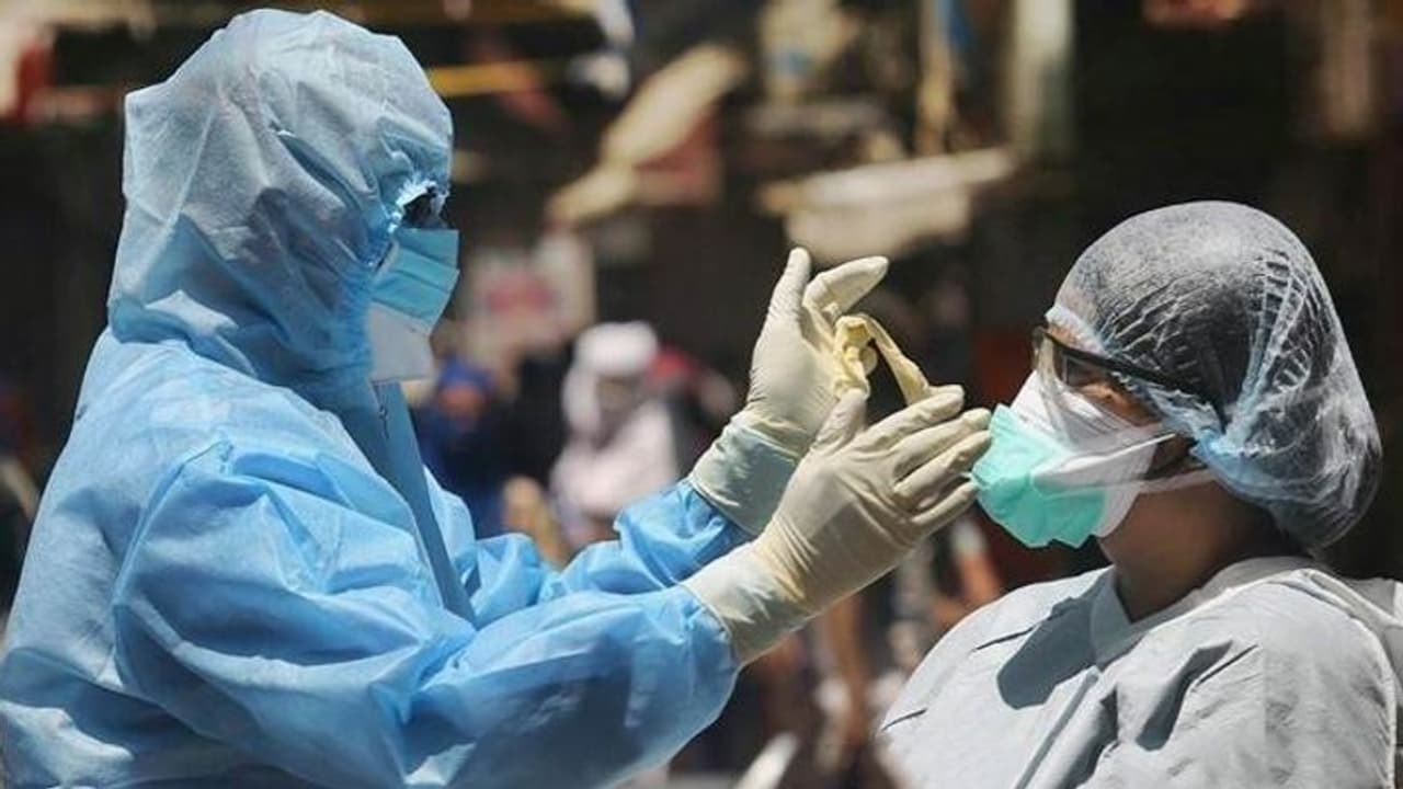 ఉరవకొండ బస్టాండ్లో కలకలం: సొమ్మసిల్లిపడిపోయిన కరోనా రోగి ఉరవకొండ బస్టాండ్లో కలకలం: సొమ్మసిల్లిపడిపోయిన కరోనా రోగి