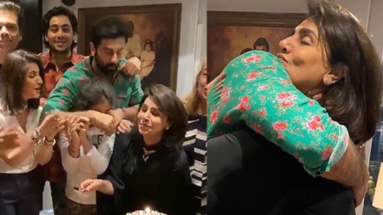 সুশান্তের মৃত্যুর পর হাসিমুখে ক্যামেরার সামনে পোজ করণ এর, ফের নেটিজেনদের কটাক্ষের মুখে পরিচালক