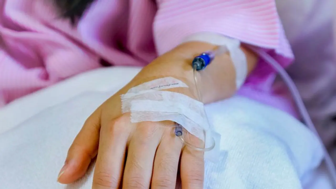 பிரபல நடிகை கவலைக்கிடம்?... தனியார் மருத்துவமனையில் தீவிர சிகிச்சை...!