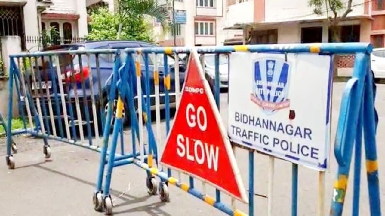 কলকাতায় বাড়ল কনটেইনমেন্ট জোনের সংখ্যা, দেখে নিন কোথায় কোথায় ব্যারিকেড কলকাতায় বাড়ল কনটেইনমেন্ট জোনের সংখ্যা, দেখে নিন কোথায় কোথায় ব্যারিকেড