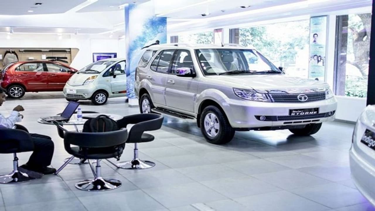 పడిపోయిన వాహనాల విక్రయాలు.. డీలర్ల ఫ్రాఫిట్స్ గోవిందా.. అయితే?! పడిపోయిన వాహనాల విక్రయాలు.. డీలర్ల ఫ్రాఫిట్స్ గోవిందా.. అయితే?!