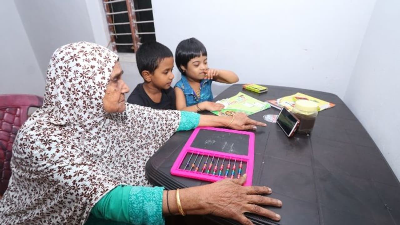 തെണ്ണൂറൊക്കെ വെറും അക്കങ്ങളല്ലേ, ഓണ്ലൈന് പഠനത്തില് മുന്നിലാണ് സുബൈദ തെണ്ണൂറൊക്കെ വെറും അക്കങ്ങളല്ലേ, ഓണ്ലൈന് പഠനത്തില് മുന്നിലാണ് സുബൈദ