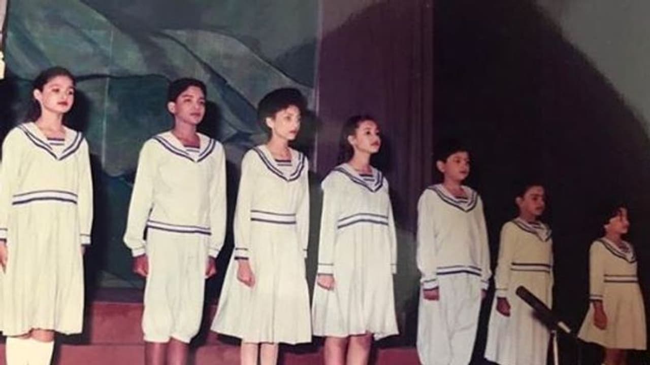 இந்த புகைப்படத்தில் இருக்கும் விஜய் பட நடிகை...! யார் தெரியுமா..?