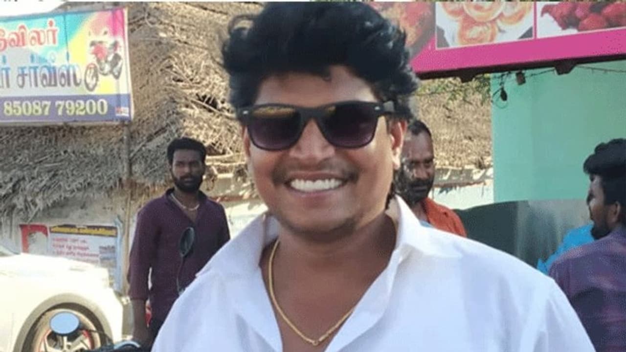 கூட இருந்தே குழி பறித்த நண்பர்கள்.. ஜாமீனில் எடுத்து பிரபல ரவுடி சல்லி சல்லியாக வெட்டி படுகொலை..! கூட இருந்தே குழி பறித்த நண்பர்கள்.. ஜாமீனில் எடுத்து பிரபல ரவுடி சல்லி சல்லியாக வெட்டி படுகொலை..!