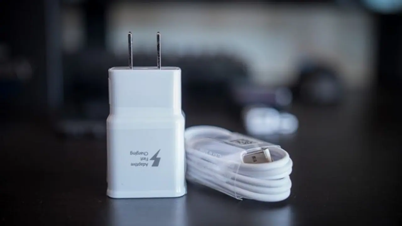 ഈ മൊബൈല് കമ്പനിയും ചാർജര് ഒഴിവാക്കുന്നു; ഇത് ചതിയെന്ന് ഉപഭോക്താക്കള് ഈ മൊബൈല് കമ്പനിയും ചാർജര് ഒഴിവാക്കുന്നു; ഇത് ചതിയെന്ന് ഉപഭോക്താക്കള്