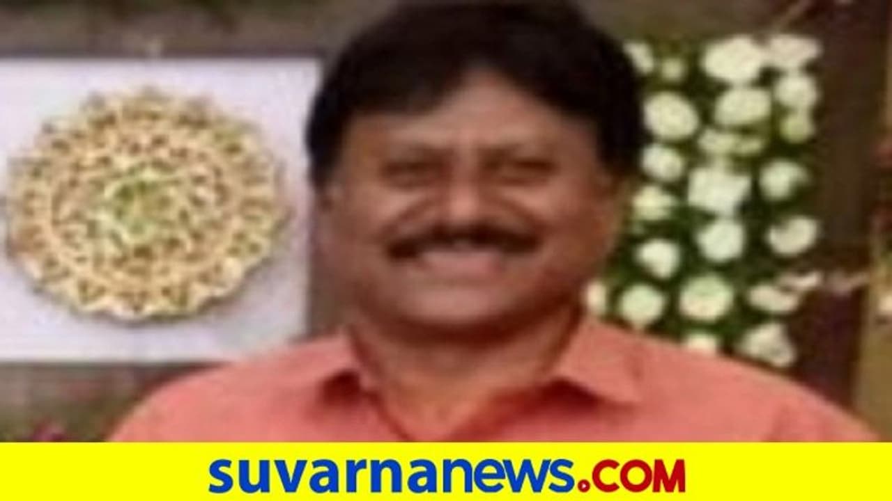 ಜಮೀನು ಸರ್ವೆಗೆ ತೆರಳಿದ್ದ ತಹಶೀಲ್ದಾರ್ನನ್ನು ಚಾಕುವಿನಿಂದ ಇರಿದು ಕೊಂದ ನಿವೃತ್ತ ಶಿಕ್ಷಕ ಜಮೀನು ಸರ್ವೆಗೆ ತೆರಳಿದ್ದ ತಹಶೀಲ್ದಾರ್ನನ್ನು ಚಾಕುವಿನಿಂದ ಇರಿದು ಕೊಂದ ನಿವೃತ್ತ ಶಿಕ್ಷಕ