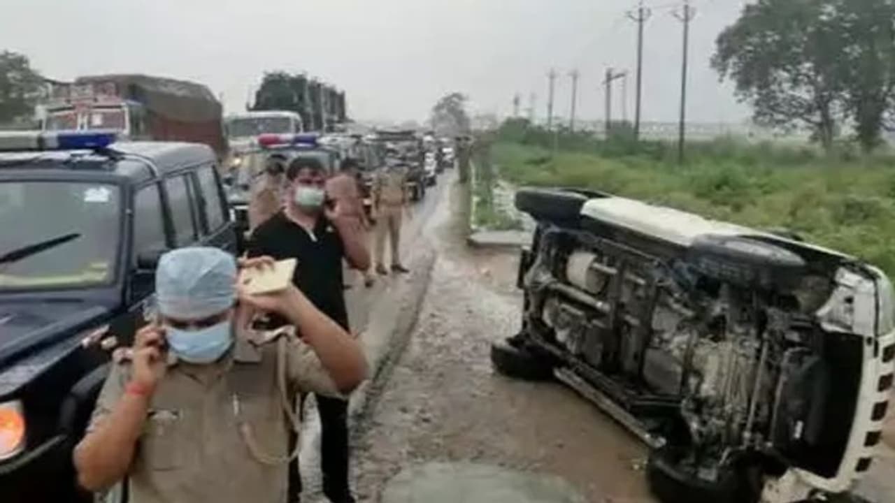 গাড়ি উলটে গেল, না ওল্টানো থেকে বাঁচালো সরকার'কে বিকাশ দুবে র মৃত্যু নিয়ে তীব্র বিতর্ক