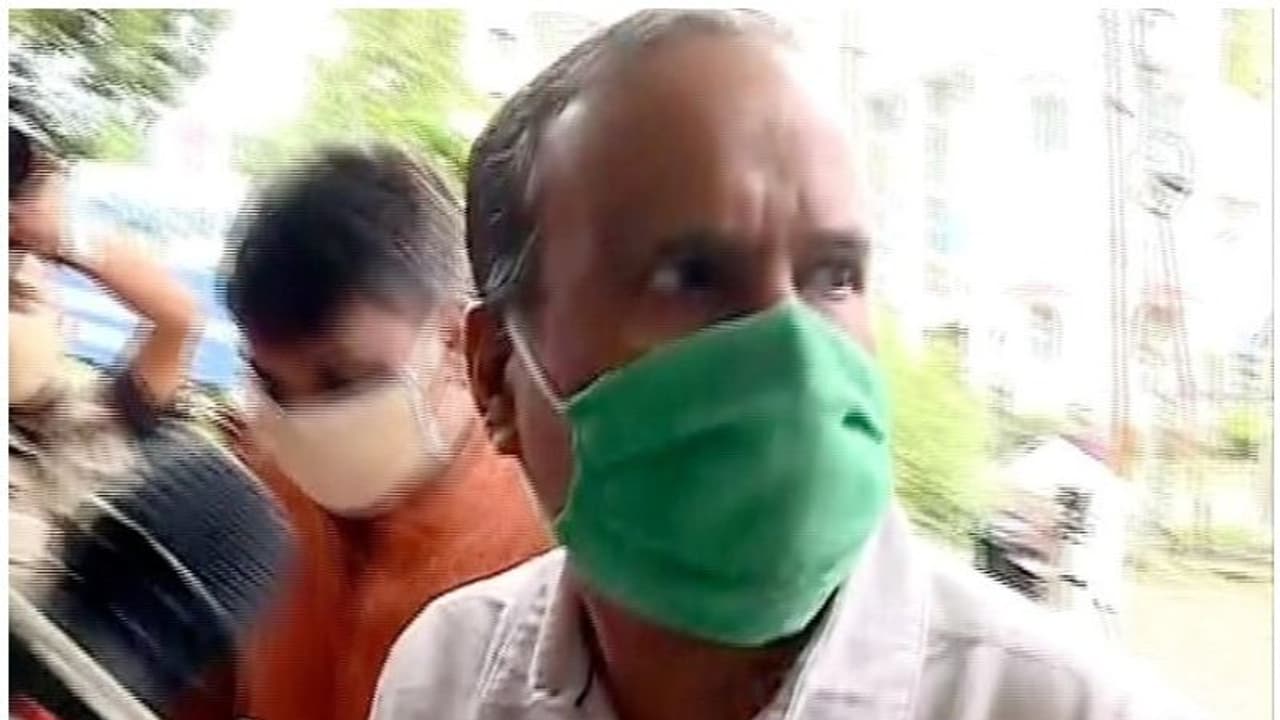 'നയതന്ത്ര ബാഗ് വിട്ടുനല്കാന് ആരേയും വിളിച്ചിട്ടില്ല'; സ്വര്ണ്ണ കള്ളക്കടത്തില് പങ്കില്ലെന്ന് ഹരിരാജ് 'നയതന്ത്ര ബാഗ് വിട്ടുനല്കാന് ആരേയും വിളിച്ചിട്ടില്ല'; സ്വര്ണ്ണ കള്ളക്കടത്തില് പങ്കില്ലെന്ന് ഹരിരാജ്