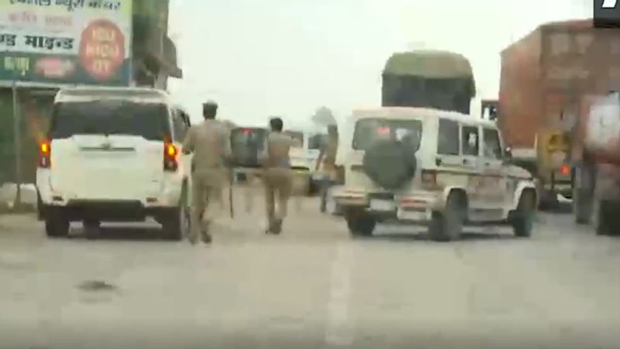 विकास दुबे : एनकाउंटर से पहले रोका गया था पत्रकारों का काफिला, अब पुलिस पर उठ रहे कई गंभीर सवाल विकास दुबे : एनकाउंटर से पहले रोका गया था पत्रकारों का काफिला, अब पुलिस पर उठ रहे कई गंभीर सवाल