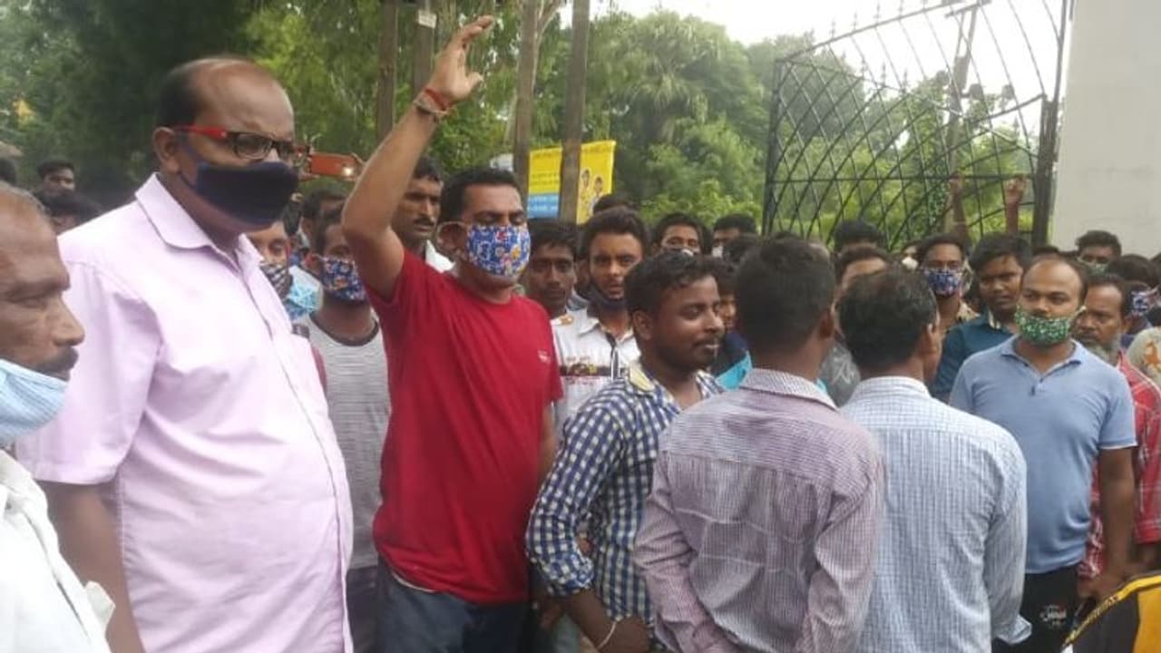 রেশনের কুপন বিলিতেও 'স্বজনপোষণ', বিডিও অফিস ঘেরাও করে বিক্ষোভ পরিযায়ী শ্রমিকদের রেশনের কুপন বিলিতেও 'স্বজনপোষণ', বিডিও অফিস ঘেরাও করে বিক্ষোভ পরিযায়ী শ্রমিকদের