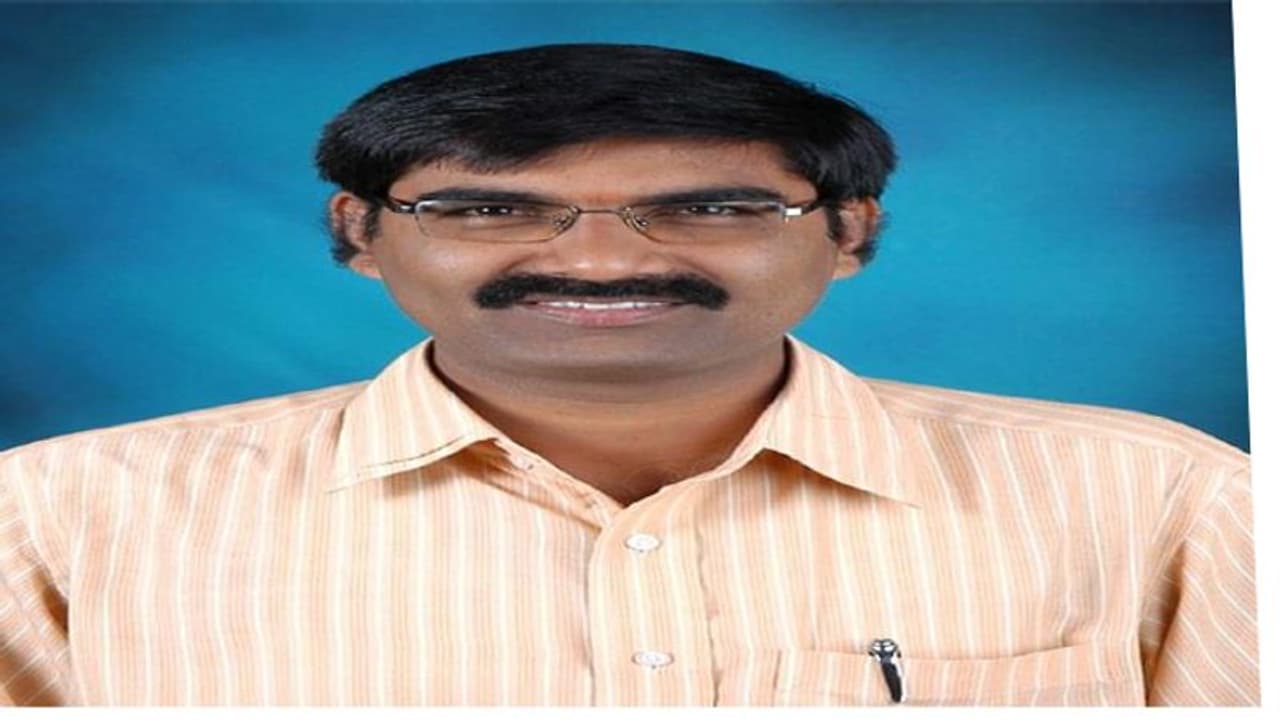 నిన్న హైకోర్టులో బెయిల్ పిటిషన్: పితాని మాజీ పీఎస్ను అదుపులోకి తీసుకొన్న ఏసీబీ నిన్న హైకోర్టులో బెయిల్ పిటిషన్: పితాని మాజీ పీఎస్ను అదుపులోకి తీసుకొన్న ఏసీబీ