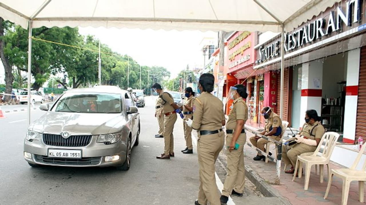 കൊവിഡ് അതിതീവ്ര വ്യാപനത്തിൽ പകച്ച് കേരളം;നാല് ജില്ലകളിൽ തിങ്കളാഴ്ച മുതൽ ട്രിപ്പിൾ ലോക്ക്ഡൗൺ; മാർഗ്ഗ രേഖ ഇന്ന് കൊവിഡ് അതിതീവ്ര വ്യാപനത്തിൽ പകച്ച് കേരളം;നാല് ജില്ലകളിൽ തിങ്കളാഴ്ച മുതൽ ട്രിപ്പിൾ ലോക്ക്ഡൗൺ; മാർഗ്ഗ രേഖ ഇന്ന്