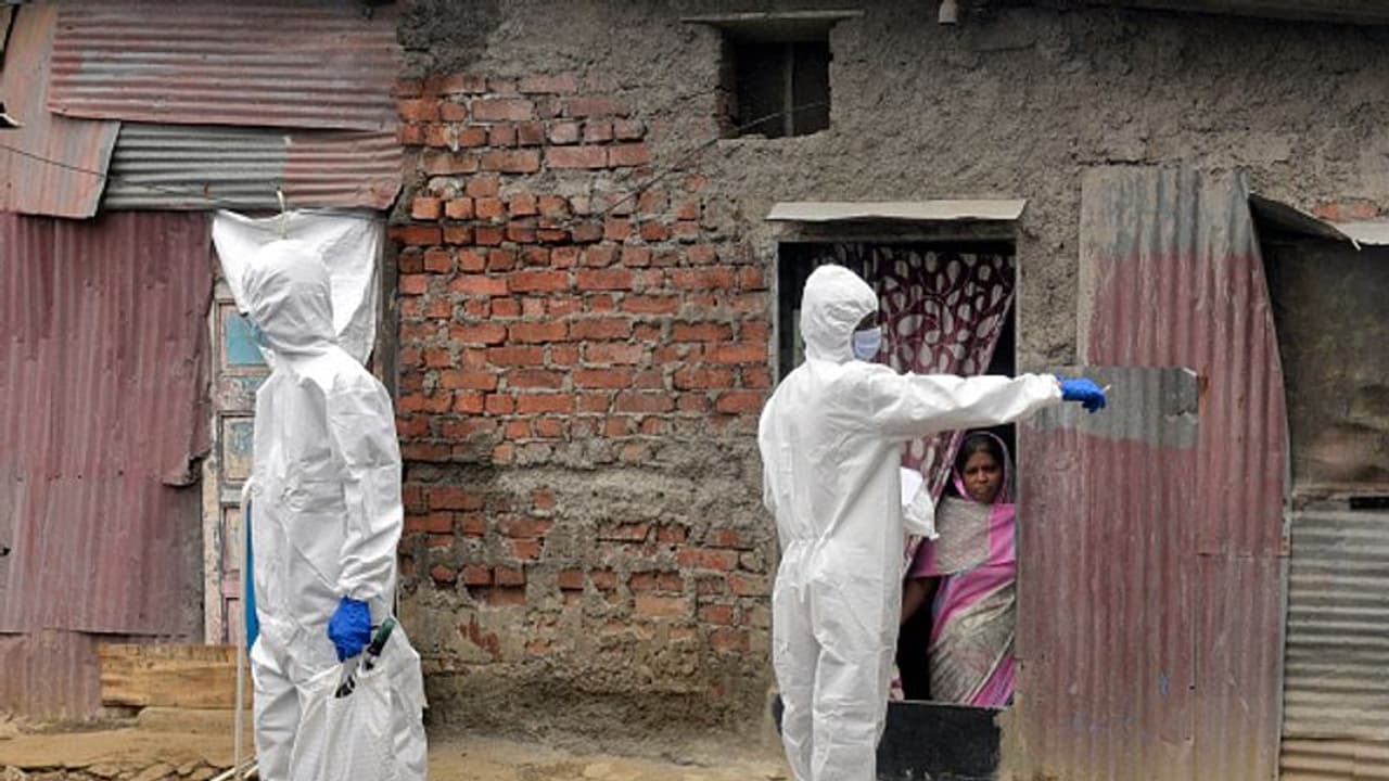 করোনা সন্দেহে মহিলার মৃত্যু, পরিবারকে পানীয় জলটুকুও নিতে দিল না প্রতিবেশীরা করোনা সন্দেহে মহিলার মৃত্যু, পরিবারকে পানীয় জলটুকুও নিতে দিল না প্রতিবেশীরা