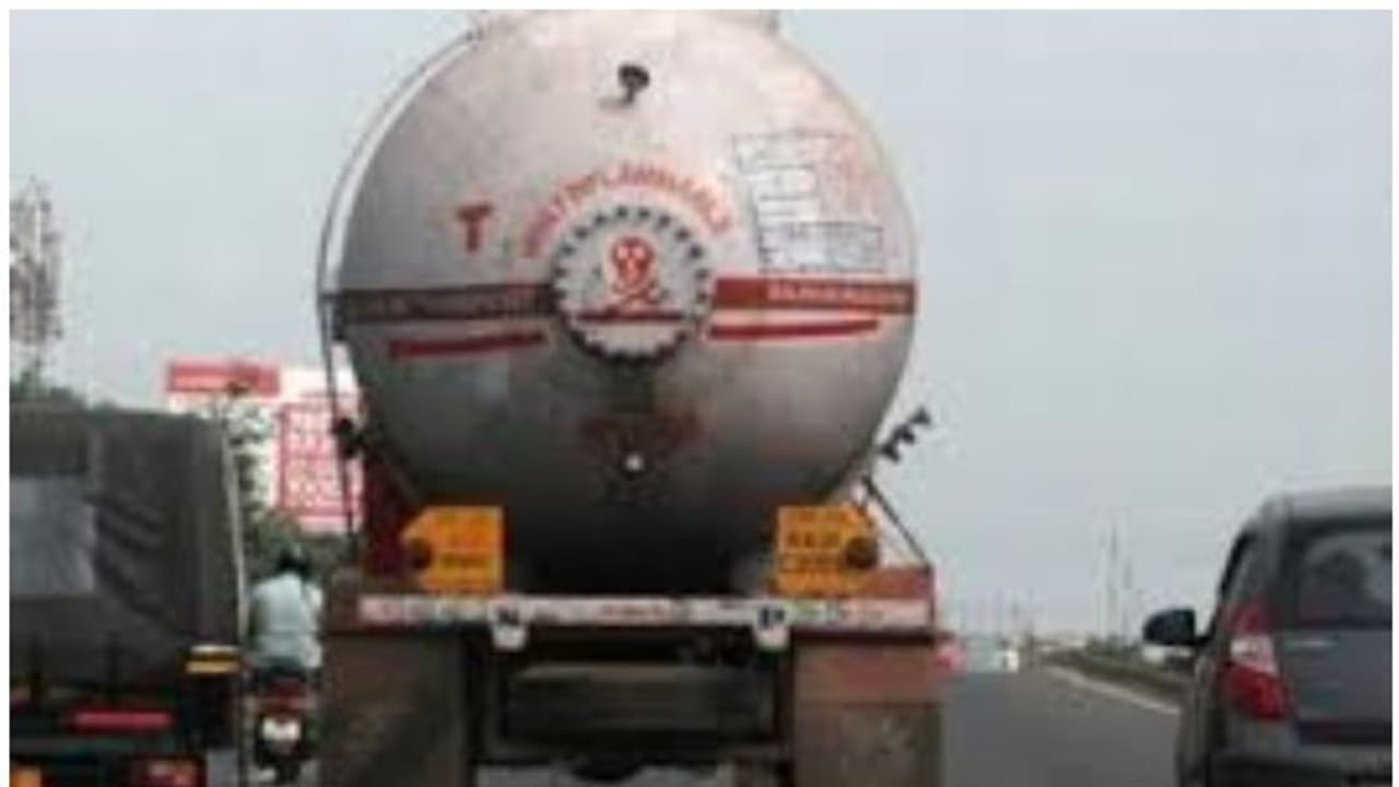 കണ്ണൂരിൽ വീണ്ടും ടാങ്കർ ലോറി അപകടത്തിൽ പെട്ടു കണ്ണൂരിൽ വീണ്ടും ടാങ്കർ ലോറി അപകടത്തിൽ പെട്ടു