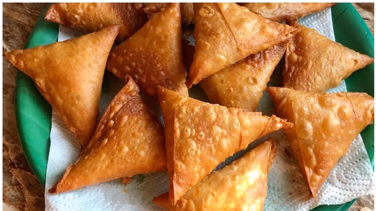 'വെജിറ്റബിള് സമൂസ' വീട്ടിൽ തന്നെ എളുപ്പം തയ്യാറാക്കാം 'വെജിറ്റബിള് സമൂസ' വീട്ടിൽ തന്നെ എളുപ്പം തയ്യാറാക്കാം