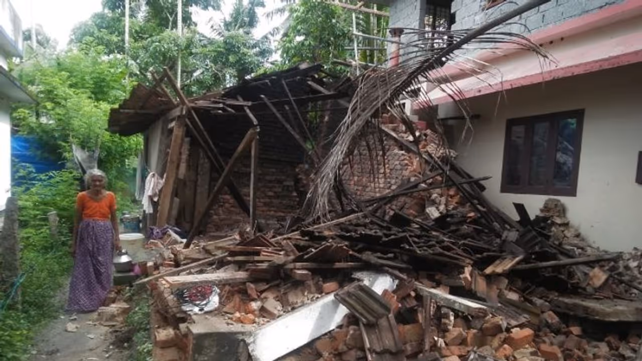 West Bengal: Poor man’s dilapidated house collapses in rain; administration requested to build new one