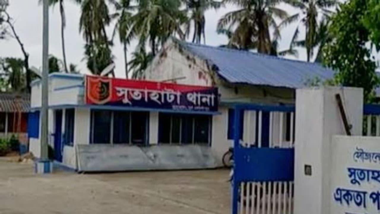 আমফানে ক্ষতিপূরণ প্রাপকদের তালিকায় 'গরমিল', প্রধানের বিরুদ্ধে এফআইআর বিডিও র আমফানে ক্ষতিপূরণ প্রাপকদের তালিকায় 'গরমিল', প্রধানের বিরুদ্ধে এফআইআর বিডিও র