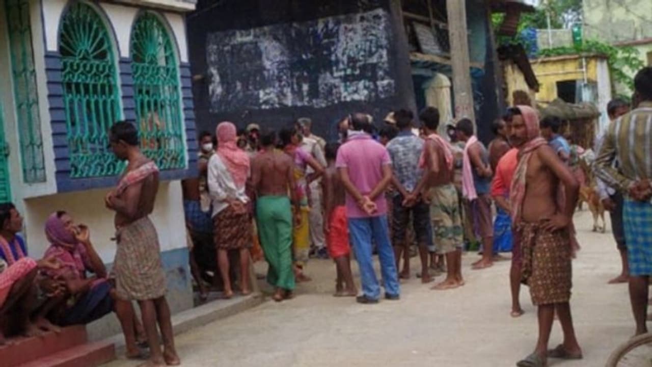 গ্রাহকদের কার্ড আটকে রেখে রেশন 'আত্মসাৎ', বিক্ষোভের মুখে মুচলেকা দিতে হল ডিলারকে গ্রাহকদের কার্ড আটকে রেখে রেশন 'আত্মসাৎ', বিক্ষোভের মুখে মুচলেকা দিতে হল ডিলারকে