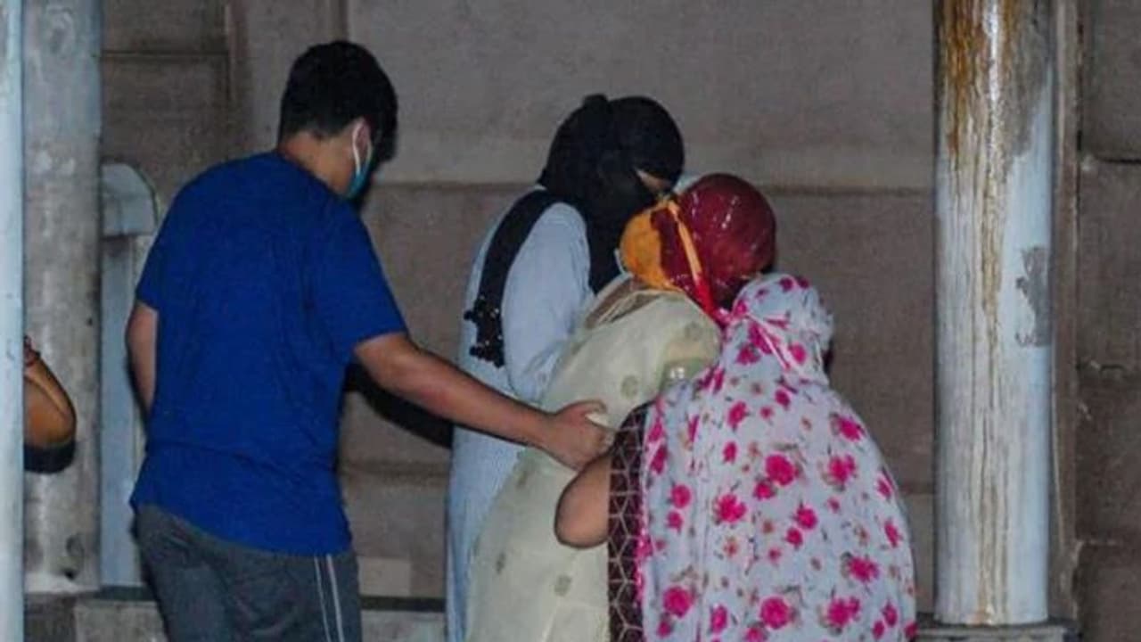 'বিকাশের ভাগ্যে এটাই ছিল', ছেলেকে নিয়ে স্বামীর শেষযাত্রায় এসে বললেন সহধর্মিনী রিচা 'বিকাশের ভাগ্যে এটাই ছিল', ছেলেকে নিয়ে স্বামীর শেষযাত্রায় এসে বললেন সহধর্মিনী রিচা