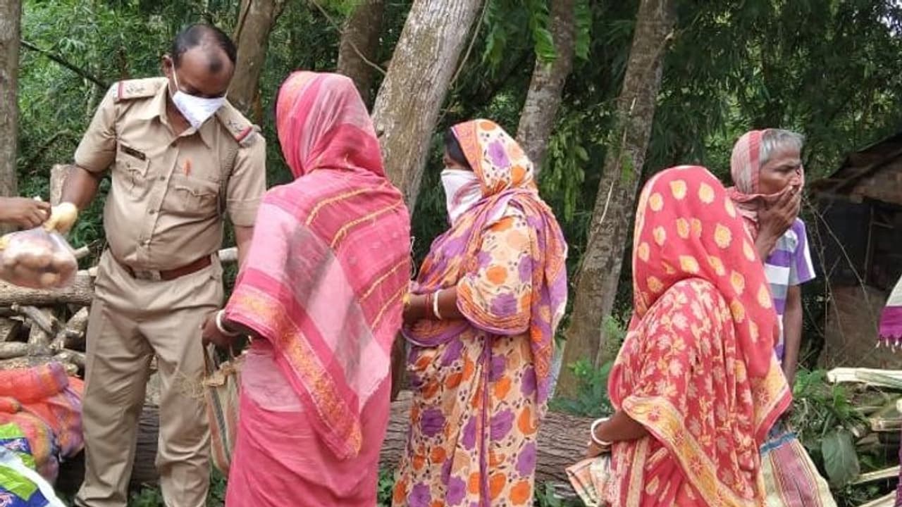 বেতনের টাকায় দুঃস্থ খাদ্যসামগ্রী বিতরণ, মানবিকতার নজির পুলিশকর্মীর বেতনের টাকায় দুঃস্থ খাদ্যসামগ্রী বিতরণ, মানবিকতার নজির পুলিশকর্মীর