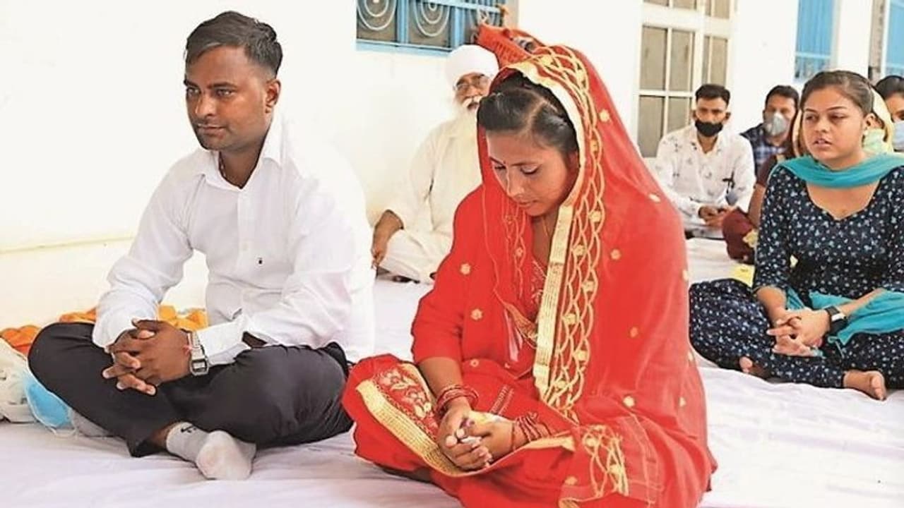 एक विवाह ऐसा भी: 17 मिनट में हुई ये अऩोखी शादी, सिर्फ कलाई पर रक्षा सूत्र बांधकर बन गए जीवन साथी एक विवाह ऐसा भी: 17 मिनट में हुई ये अऩोखी शादी, सिर्फ कलाई पर रक्षा सूत्र बांधकर बन गए जीवन साथी