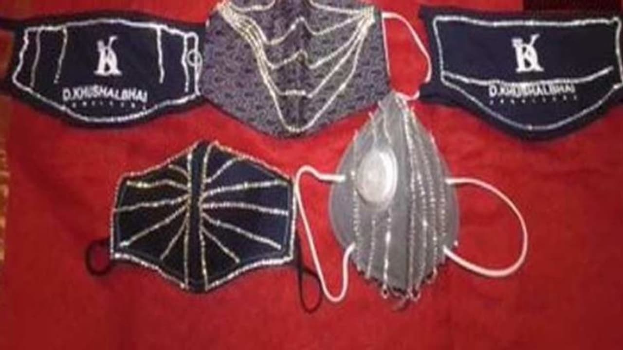 নিউ নর্মালে নতুন স্টাইল স্টেটমেন্ট, সোনার পর এবার চাহিদা বাড়ছে হিরের তৈরি মাস্কের নিউ নর্মালে নতুন স্টাইল স্টেটমেন্ট, সোনার পর এবার চাহিদা বাড়ছে হিরের তৈরি মাস্কের