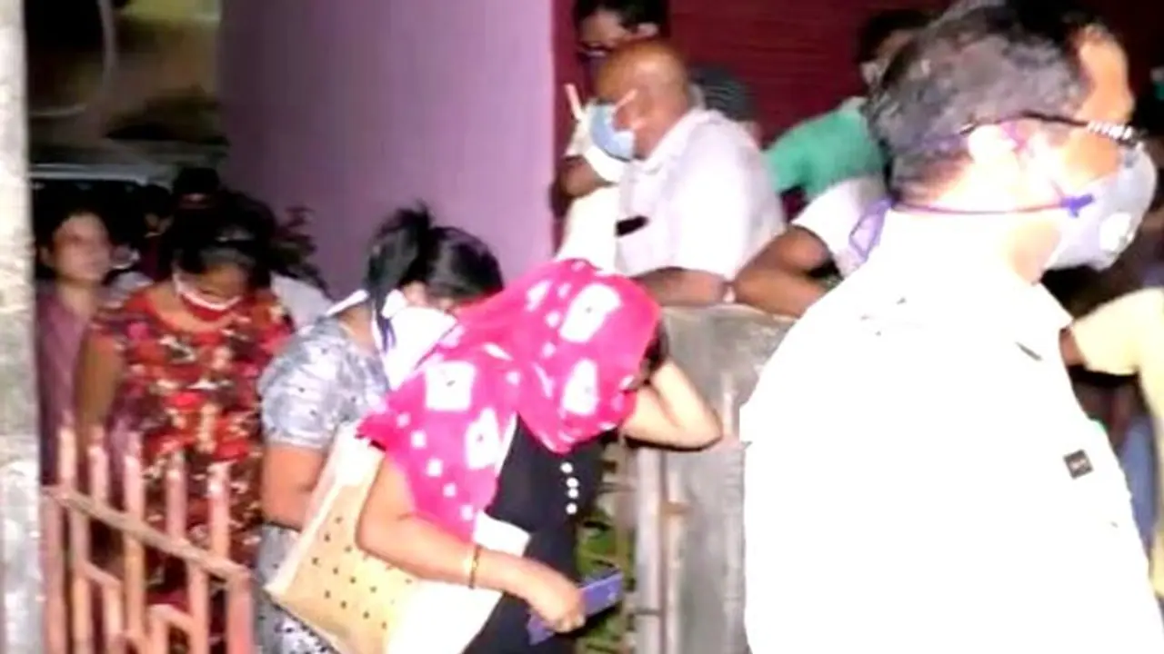 রাতবিরেতে চলত মহিলাদের আনাগোনা, লকডাউন উঠতেই হাতেনাতে ধরা পড়ল মধুচক্র