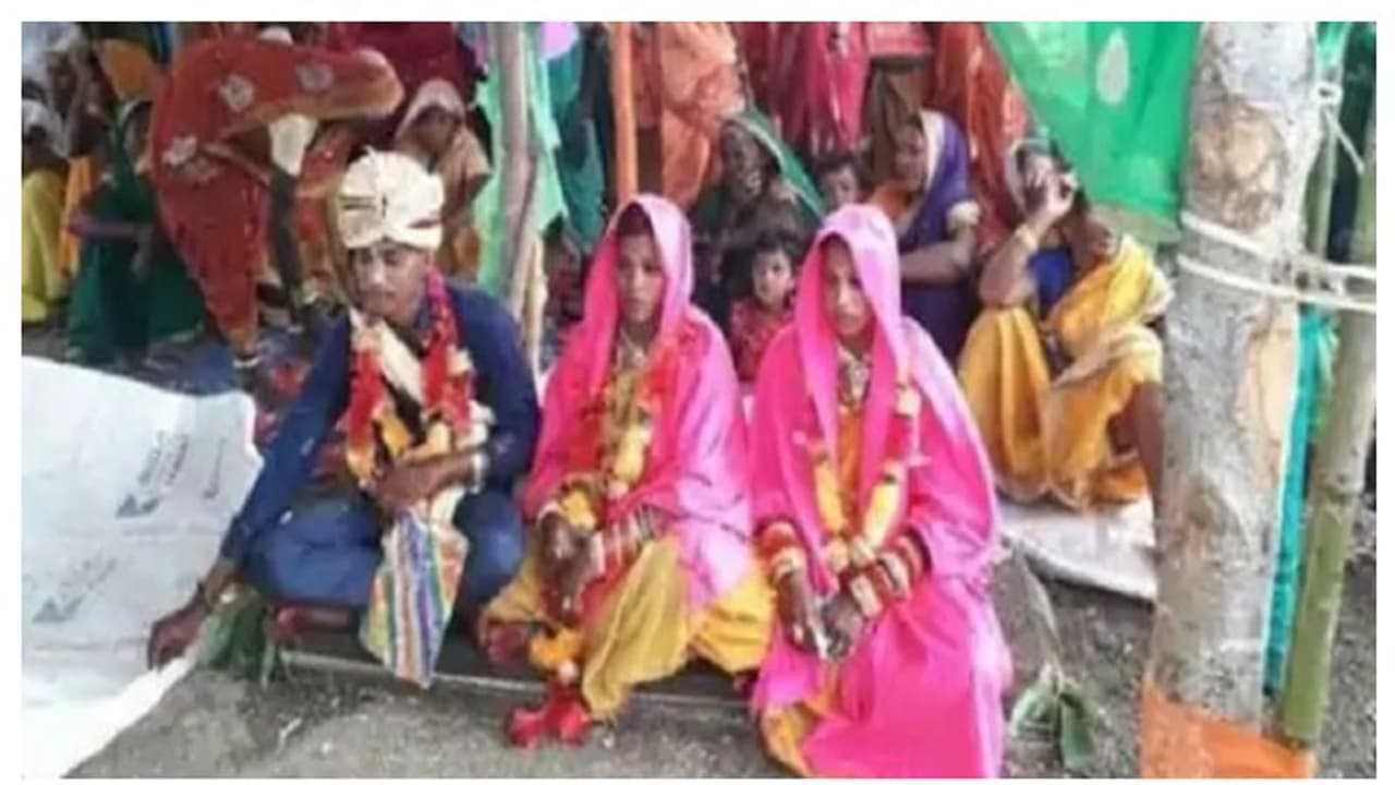 একদিকে প্রেমিকা আর অন্যদিকে পরিবারের পছন্দ করা পাত্রী, ২ জনকে নিয়েই বিয়ের পিঁড়িতে বসলেন পাত্র একদিকে প্রেমিকা আর অন্যদিকে পরিবারের পছন্দ করা পাত্রী, ২ জনকে নিয়েই বিয়ের পিঁড়িতে বসলেন পাত্র